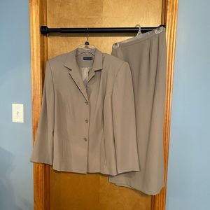 Karen Scott suit. Green. 18W